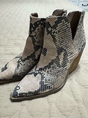 Vince Camuto Western Booties Rodeo Boots Snakeskin Animal Print Gigietta Ranch
